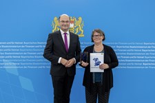 Finanz- und Heimatminister Albert Füracker übergibt ersten Hauptgewinn des „Dialektquiz Bayern“ im Rahmen des „Dialektpreis Bayern 2023“