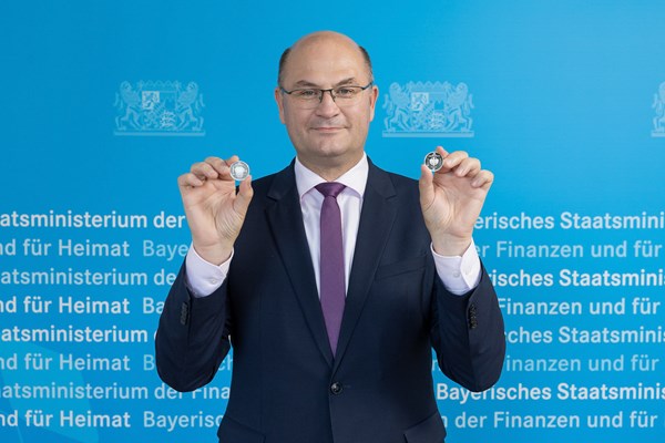 Finanz- und Heimatminister Albert Füracker stellt neue 20-Euro-Sammlermünze „400 Jahre Rechenmaschine von Wilhelm Schickard“ vor