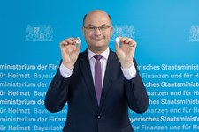 Finanz- und Heimatminister Albert Füracker stellt 5-Euro-Sammlermünze "Rostrote Mauerbiene" vor