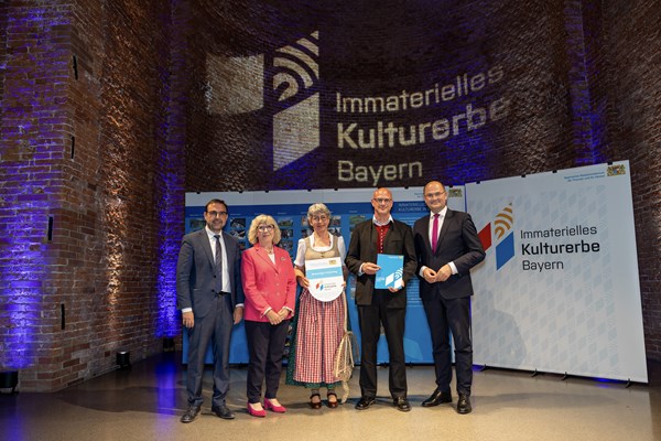 Finanz- und Heimatminister Albert Füracker übergibt Urkunden zur Aufnahme in das Bayerische Landesverzeichnis des Immateriellen Kulturerbes