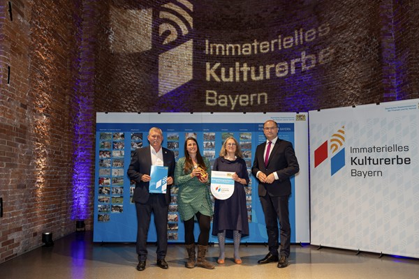Finanz- und Heimatminister Albert Füracker übergibt Urkunden zur Aufnahme in das Bayerische Landesverzeichnis des Immateriellen Kulturerbes
