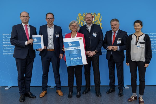 Finanz- und Heimatminister Albert Füracker übergibt Förderbescheide für innovative und digitale Heimatprojekte