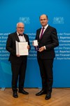 Finanz- und Heimatminister verleiht Verdienstkreuz am Bande an Prof. Dr. Ernst Holler (Sinzing)