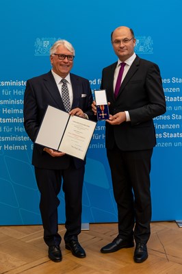 Finanz- und Heimatminister verleiht Verdienstkreuz am Bande an Robert Dottl (Paunzhausen)