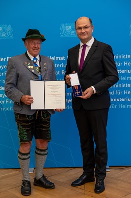Finanz- und Heimatminister verleiht Verdienstkreuz am Bande an Johann Schwaiger (Gaißach)