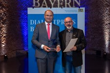 Finanz- und Heimatminister Albert Füracker übergibt „Dialektpreis Bayern“ an Thomas Schönhoff