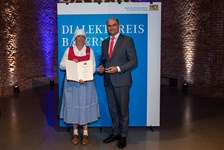 Finanz- und Heimatminister Albert Füracker übergibt „Dialektpreis Bayern“ an Hilde Ruß