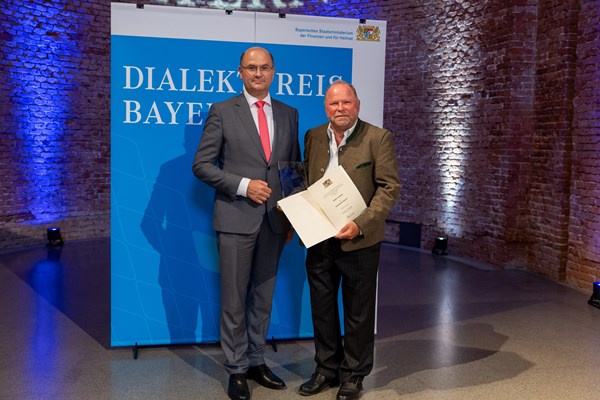 Finanz- und Heimatminister Albert Füracker übergibt „Dialektpreis Bayern“ an Stefan Frühbeis