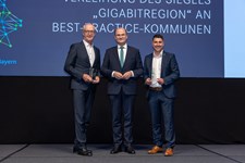 Finanz- und Heimatminister Albert Füracker verleiht beim Gigabittag in Regensburg das Siegel „Gigabitregion“