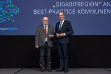 Finanz- und Heimatminister Albert Füracker verleiht beim Gigabittag in Regensburg das Siegel „Gigabitregion“