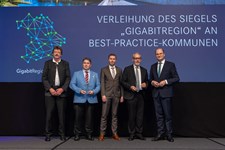 Finanz- und Heimatminister Albert Füracker verleiht beim Gigabittag in Regensburg das Siegel „Gigabitregion“