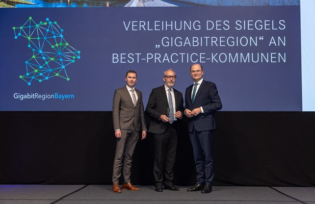 Finanz- und Heimatminister Albert Füracker verleiht beim Gigabittag in Regensburg das Siegel „Gigabitregion“