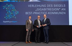 Finanz- und Heimatminister Albert Füracker verleiht beim Gigabittag in Regensburg das Siegel „Gigabitregion“