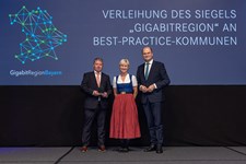 Finanz- und Heimatminister Albert Füracker verleiht beim Gigabittag in Regensburg das Siegel „Gigabitregion“