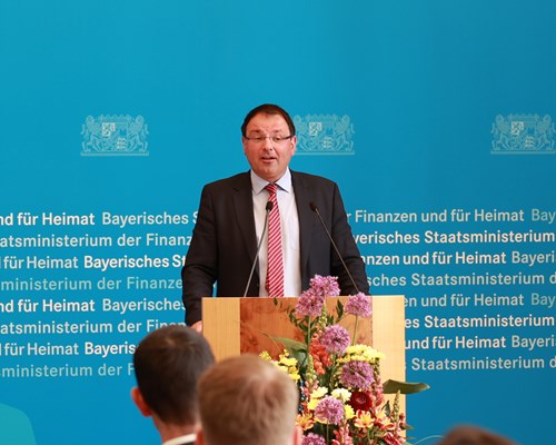 Finanz- und Heimatstaatssekretär Martin Schöffel überreicht die Auszeichnung „Heimatverbundenes Unternehmen“