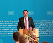 Finanz- und Heimatstaatssekretär Martin Schöffel überreicht die Auszeichnung „Heimatverbundenes Unternehmen“