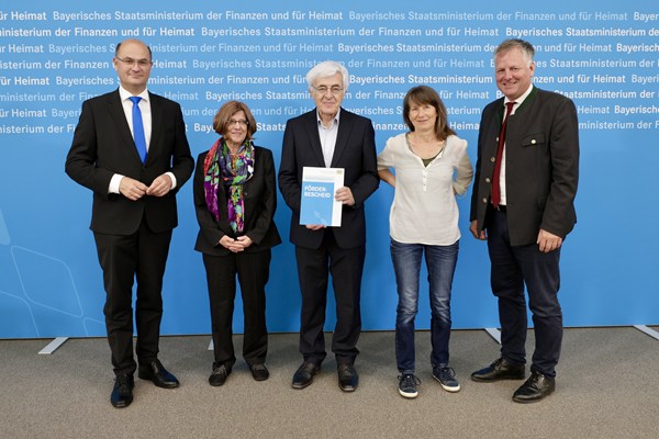 Finanz- und Heimatminister Albert Füracker übergibt Förderbescheide für ehrenamtliches Engagement