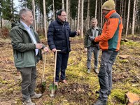 Finanz- und Heimatstaatssekretär Martin Schöffel pflanzt ersten von 1.000 "Heimatbäumen"