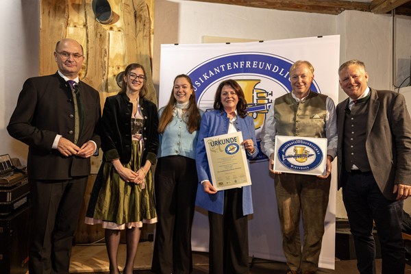 Finanz- und Heimatminister Albert Füracker verleiht Auszeichnung „Musikantenfreundliches Wirtshaus“