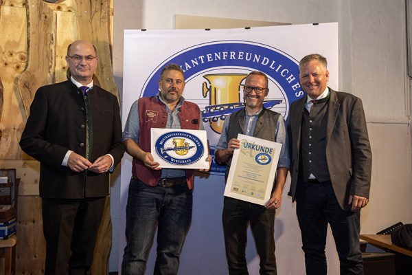 Finanz- und Heimatminister Albert Füracker verleiht Auszeichnung „Musikantenfreundliches Wirtshaus“