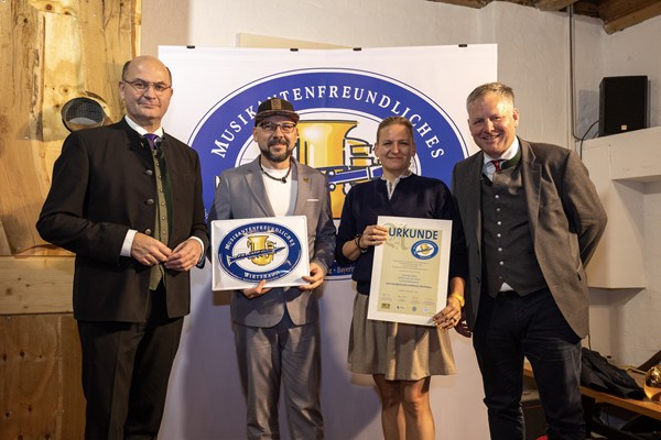 Finanz- und Heimatminister Albert Füracker verleiht Auszeichnung „Musikantenfreundliches Wirtshaus“
