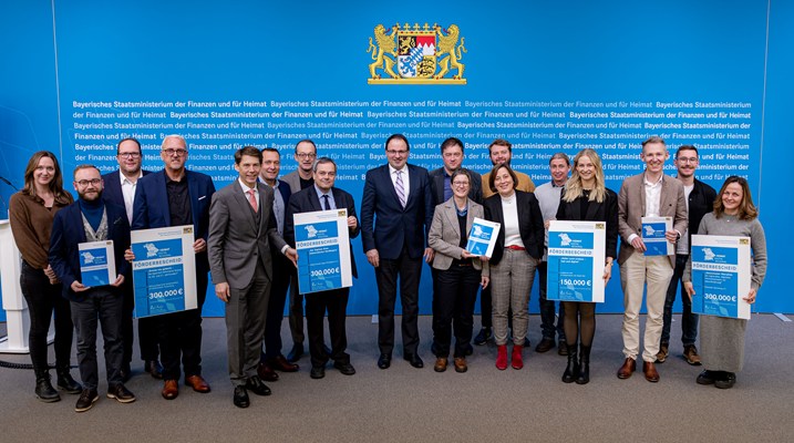 Finanz- und Heimatstaatssekretär Martin Schöffel überreicht Heimat-Digital-Regional-Förderbescheid