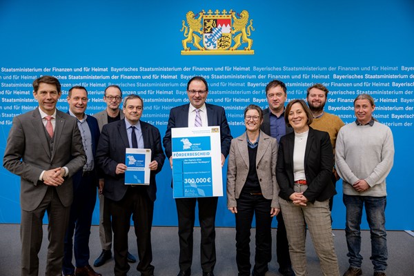 Finanz- und Heimatstaatssekretär Martin Schöffel überreicht Heimat-Digital-Regional-Förderbescheid