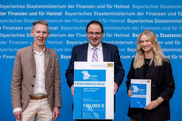 Finanz- und Heimatstaatssekretär Martin Schöffel überreicht Heimat-Digital-Regional-Förderbescheid
