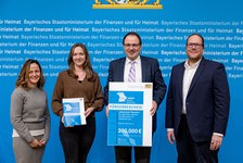 Finanz- und Heimatstaatssekretär Martin Schöffel überreicht Heimat-Digital-Regional-Förderbescheid