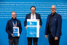 Finanz- und Heimatstaatssekretär Martin Schöffel überreicht Heimat-Digital-Regional-Förderbescheid