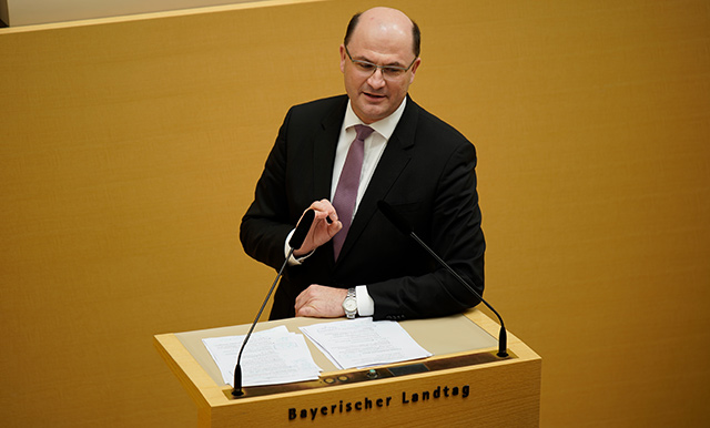 Finanzminister Albert Füracker bringt Doppelhaushalt 2019/2020 in den Bayerischen Landtag ein