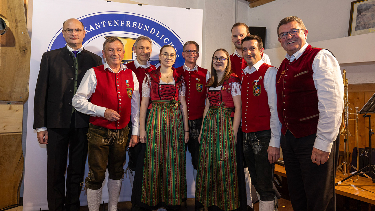 StM Füracker übergibt Auszeichnung  „Musikantenfreundliches Wirtshaus“