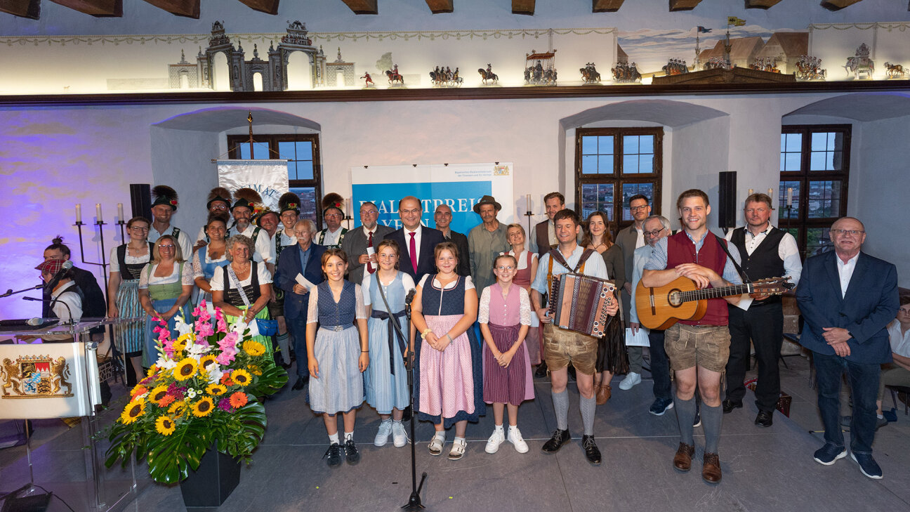 Gruppenfoto der Gewinner des Dialekpreis 2025